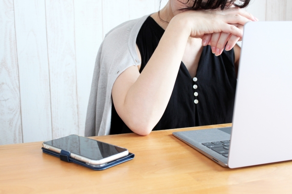 苦悩の女性フリーランス