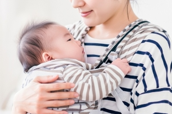 育児中のイラストレーターの女性