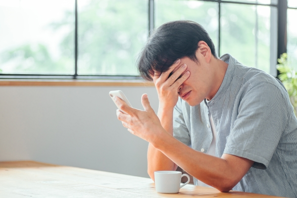 頭を抱える男性