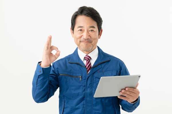 OKサインを出す男性