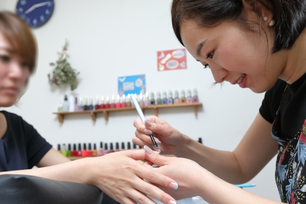 ネイリストの仕事風景