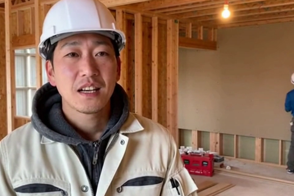 インタビューを受けるリフォーム業者