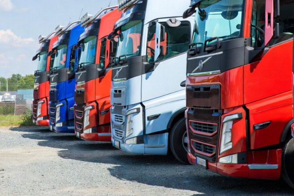 トラックが並んでいる