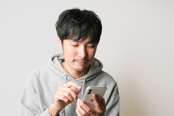 スマホを見る男性
