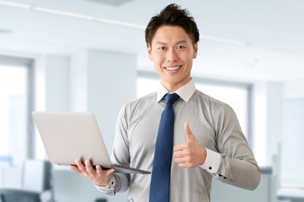 説明をするサラリーマン