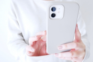 スマホで撮影する人