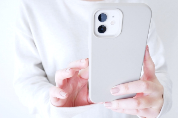 スマホで撮影する人