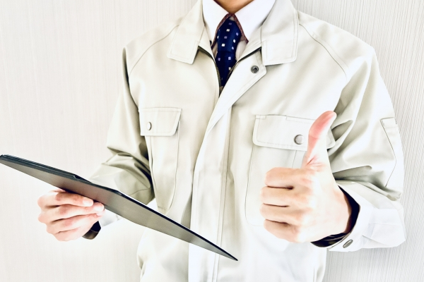 グッドサインをする経営者の男性