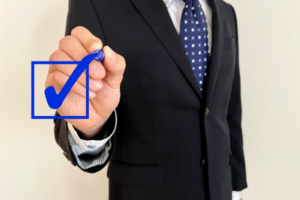 契約をチェックする男性