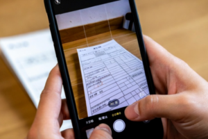 請求書をスマホで撮影している画像