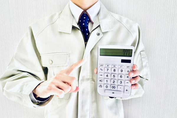経費を計算する経営者