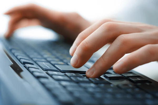 掲示板に口コミを書き込む男性