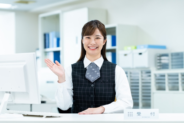 受付の女性