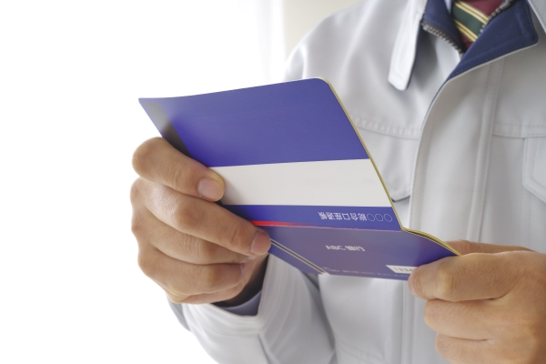 入金を確認する男性